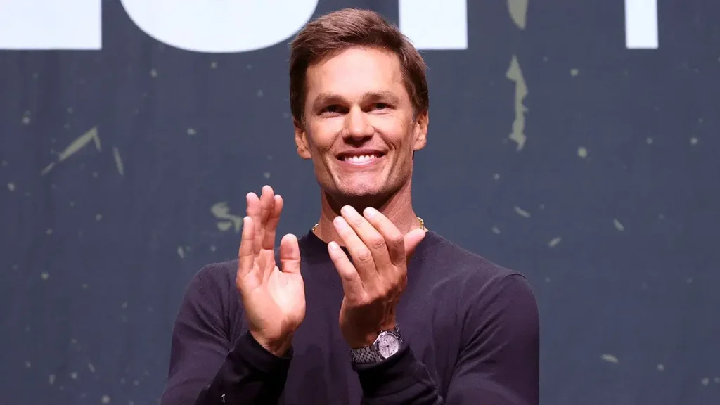 Tom Brady tenta dar tapa em Logan Paul durante evento em Nova York; rivalidade esquenta
