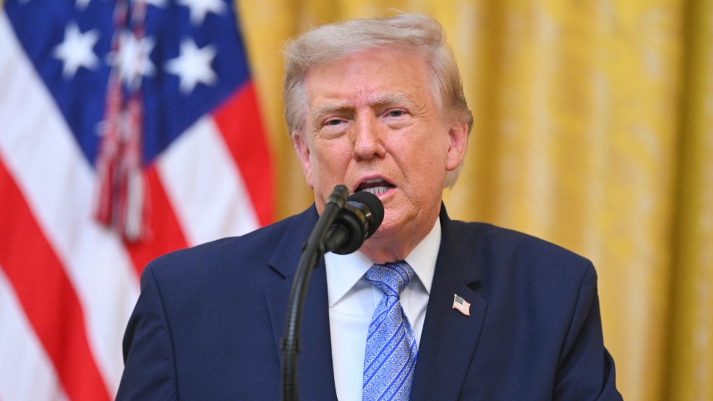 Trump detalha vulnerabilidades eleitorais e acusa inteligência de ocultar interferência chinesa