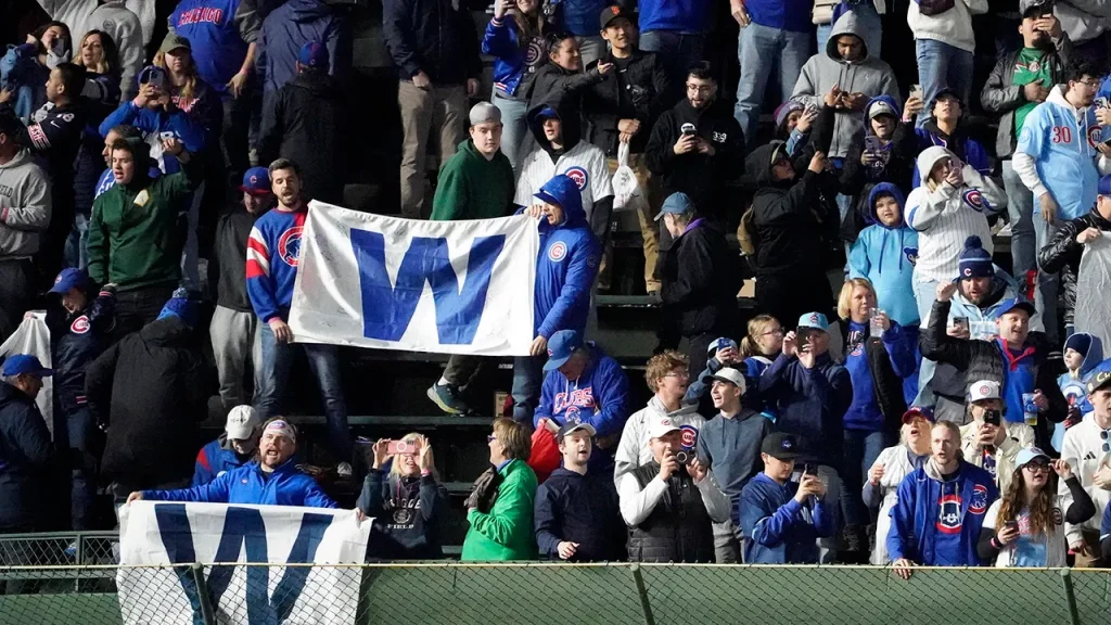 Torcedor do Chicago Cubs agride jovem que não se levantou durante o hino nacional dos EUA; vídeo viraliza