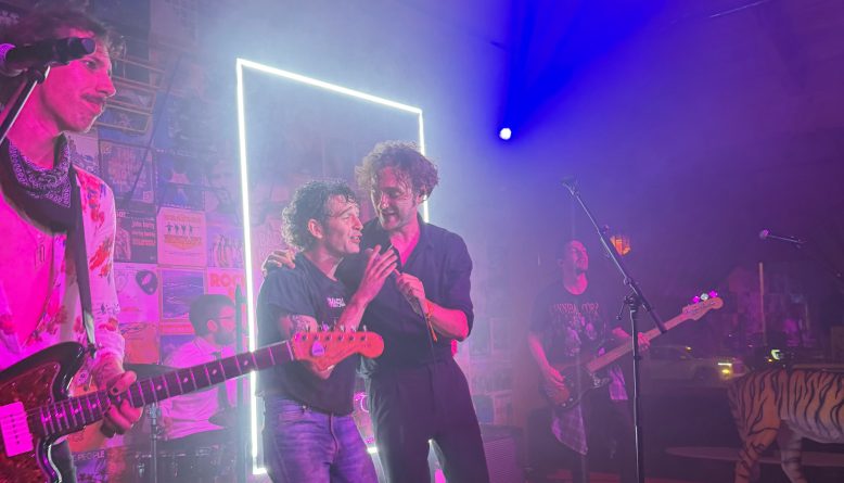 Banda cover do The 1975 foi convocada para despedida de solteiro de Matty Healy sob sigilo absoluto