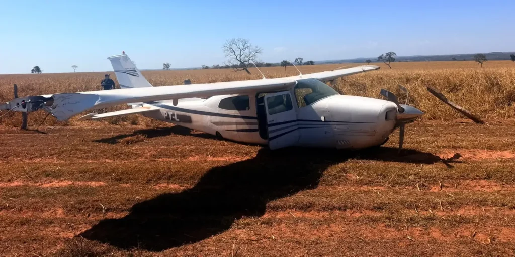 FAB usa tiro de detenção para interceptar avião suspeito vindo da Bolívia