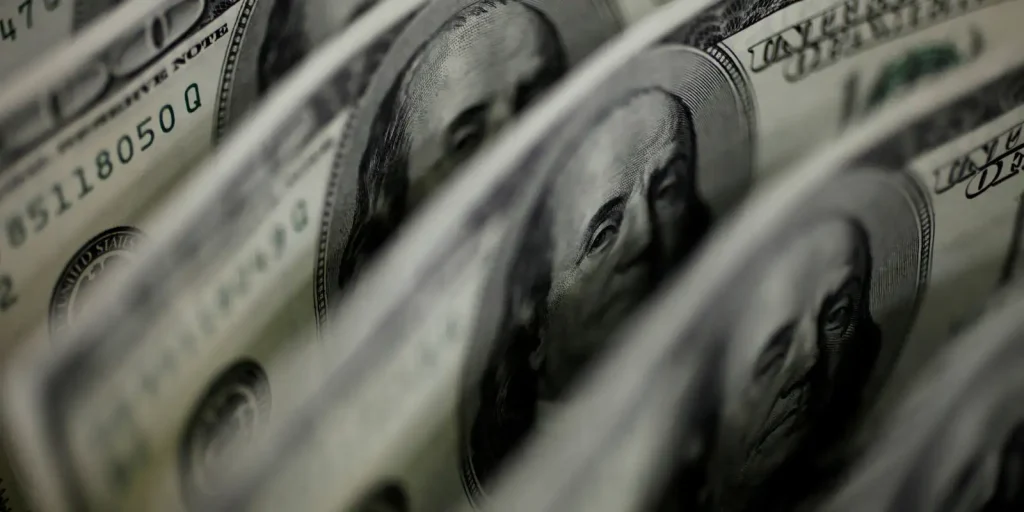 Dólar fecha a R$ 5,11 e Ibovespa cai leve com escalada de conflito no Oriente Médio