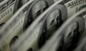 Dólar fecha a R$ 5,11 e Ibovespa cai leve com escalada de conflito no Oriente Médio