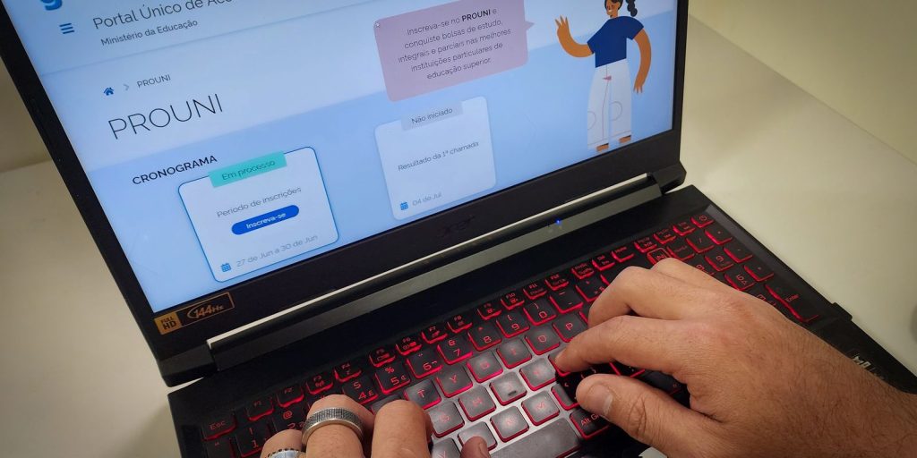 Prazo final para comprovar inscrição no Prouni termina nesta sexta-feira