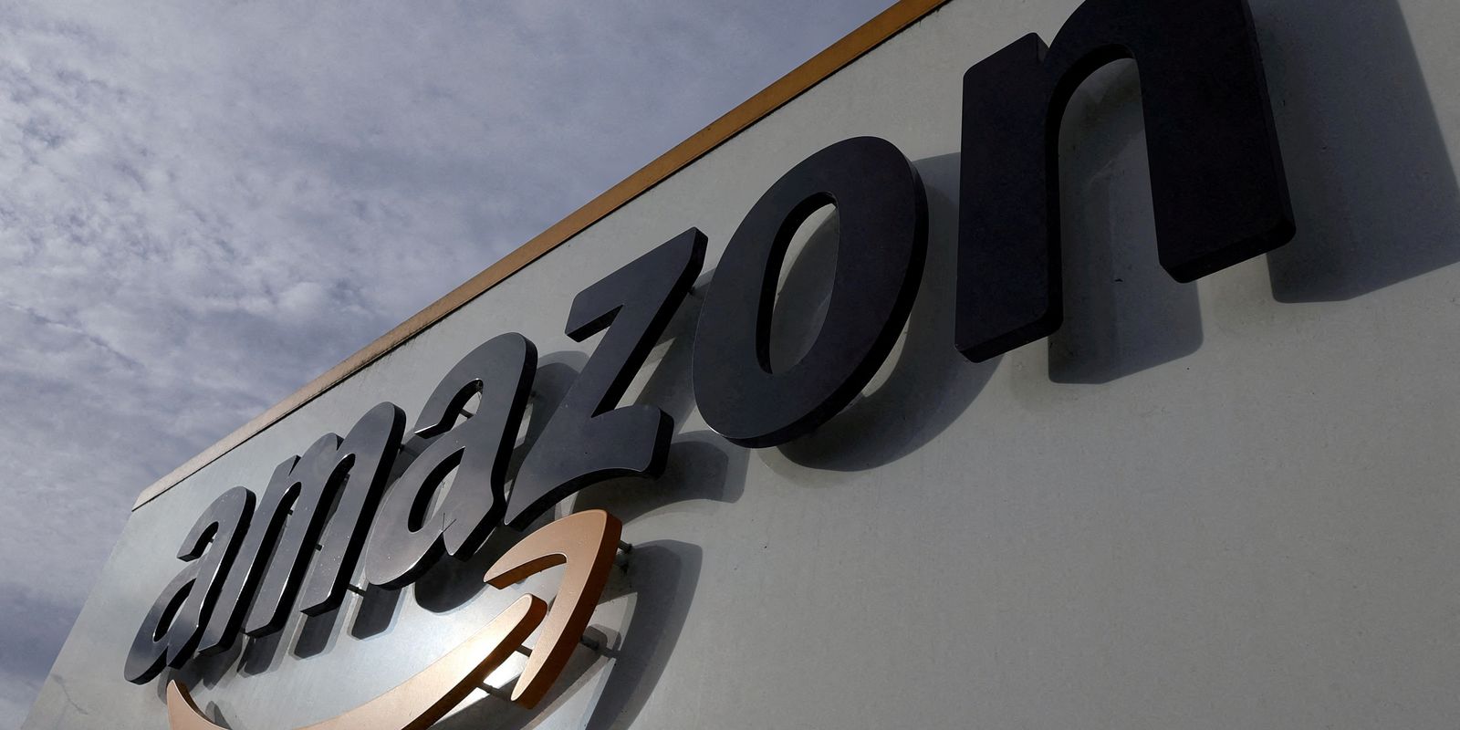 Irã ataca centro de dados da Amazon no Bahrein e ameaça novas ofensivas; EUA respondem com bombardeios