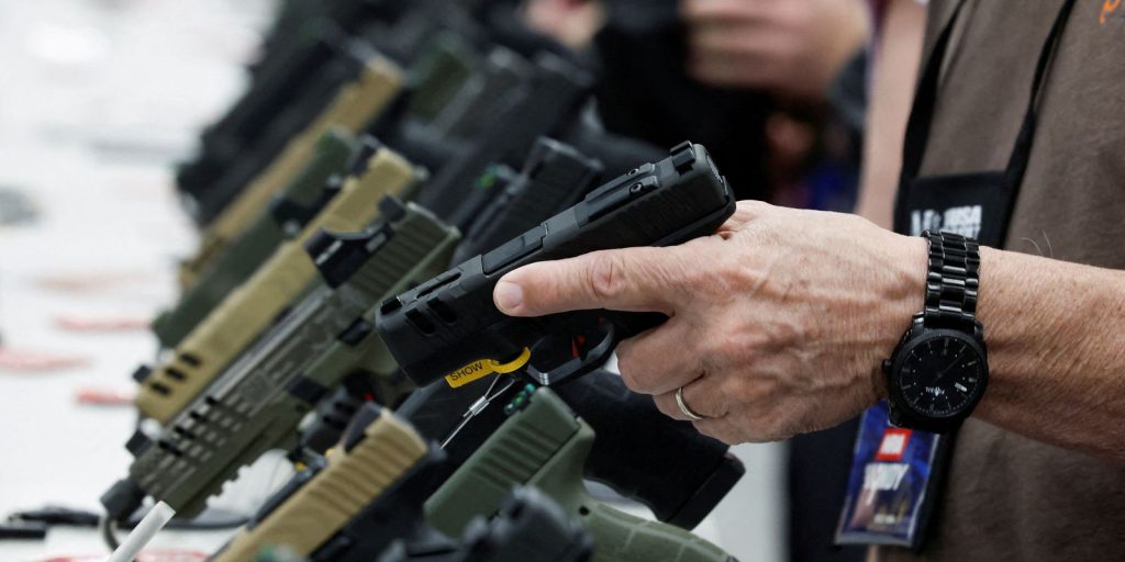 Flexibilização de regras para armas nos EUA preocupa especialistas e pode abastecer facções no Brasil