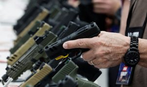 Flexibilização de regras para armas nos EUA preocupa especialistas e pode abastecer facções no Brasil