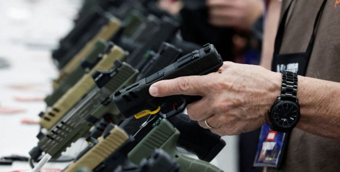 Flexibilização de regras para armas nos EUA preocupa especialistas e pode abastecer facções no Brasil
