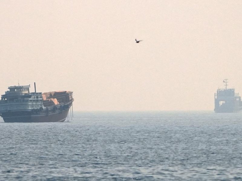 Trump recua e desiste de cobrar taxa sobre navios no Estreito de Ormuz