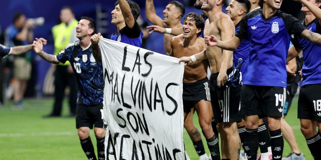 Faixa erguida por jogadores argentinos reacende disputa histórica pelas Malvinas