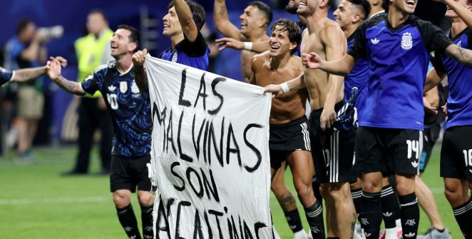 Faixa erguida por jogadores argentinos reacende disputa histórica pelas Malvinas