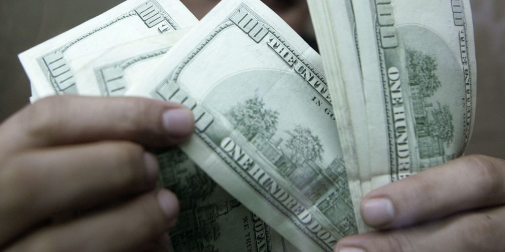 Dólar tem leve alta no fim de julho, mas cai 1,82% no mês; Ibovespa sobe 3,47%