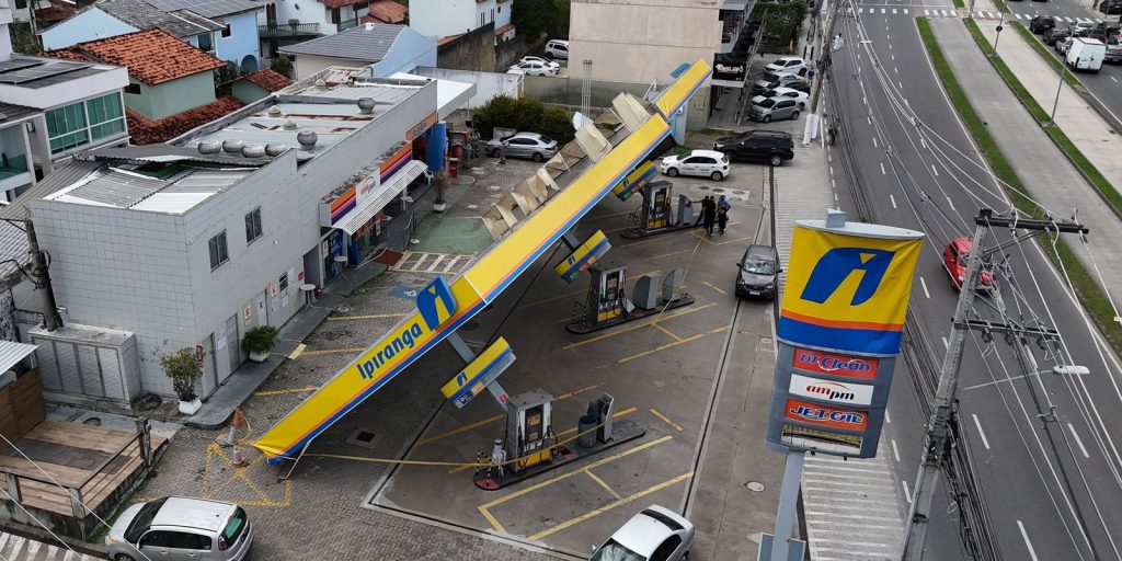 Três morrem eletrocutados em casa na Cidade de Deus após ventania; mulher sobrevive em estado grave