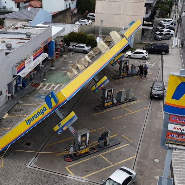 Três morrem eletrocutados em casa na Cidade de Deus após ventania; mulher sobrevive em estado grave