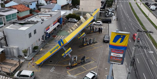 Três morrem eletrocutados em casa na Cidade de Deus após ventania; mulher sobrevive em estado grave