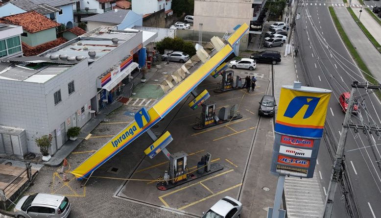 Três morrem eletrocutados em casa na Cidade de Deus após ventania; mulher sobrevive em estado grave