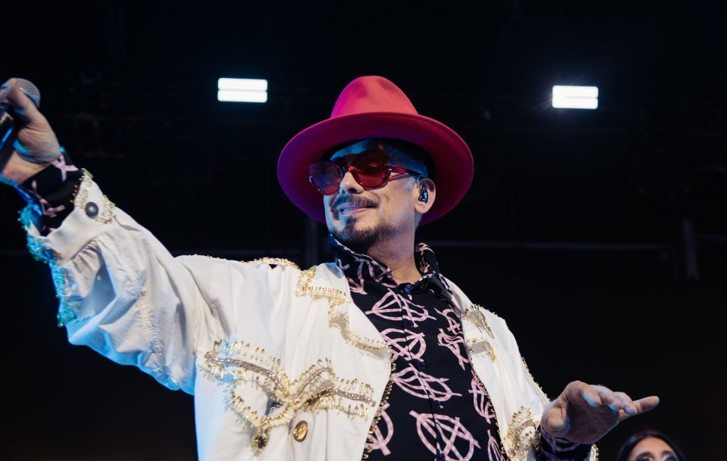 Boy George admite uso de IA em reggae pró-Israel e enfrenta críticas de colegas e jornalistas
