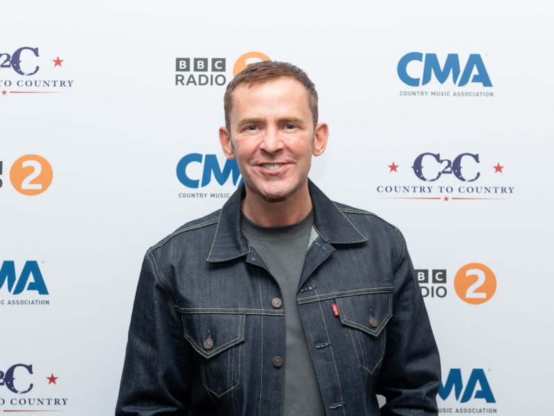 Scott Mills era o astro mais bem pago da BBC antes de ser demitido