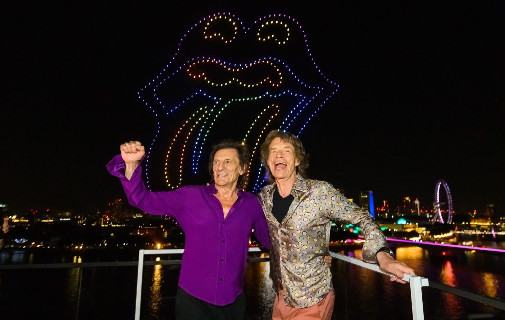 Rolling Stones lançam Foreign Tongues com show de drones e festa repleta de estrelas em Londres