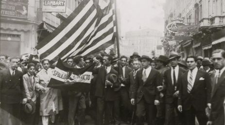 Manifestantes na Rua XV de Novembro, em São Paulo-SP, durante os protestos ocorridos em 23 de maio de 1932. Foto: Wikimedia Commons/ Divulgação