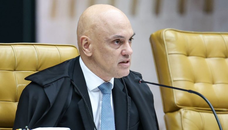 Moraes determina que PF ouça Flávio Bolsonaro em 10 dias por calúnia contra Lula