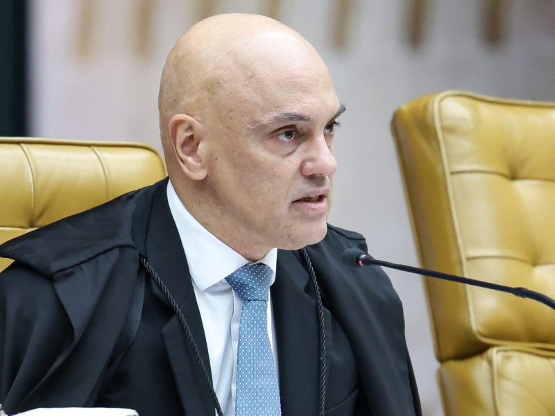 Moraes determina que PF ouça Flávio Bolsonaro em 10 dias por calúnia contra Lula