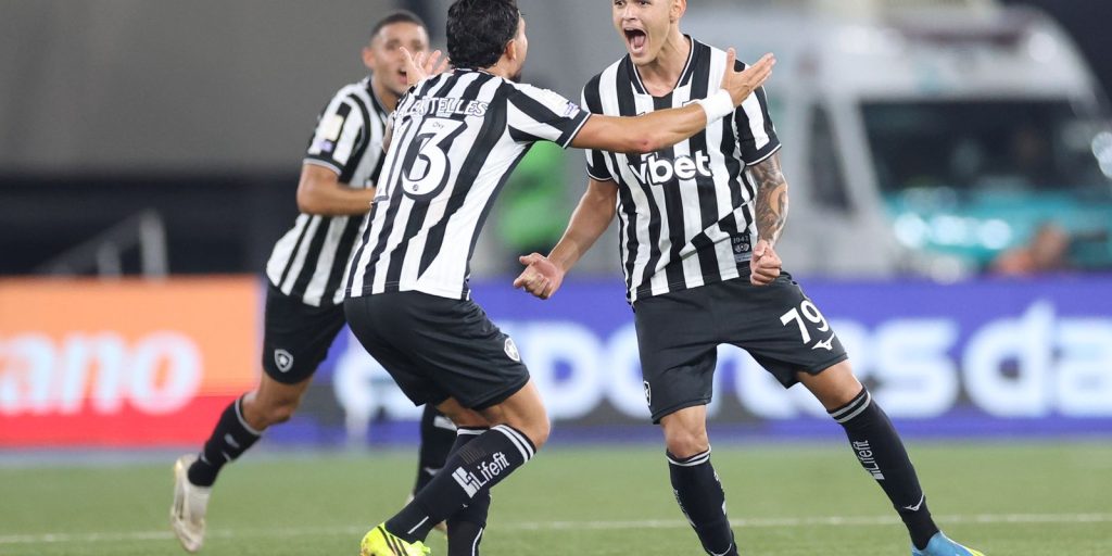 Com gol no último lance, Botafogo vence Santos na retomada do Brasileirão; base brilha com dois jovens