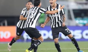 Com gol no último lance, Botafogo vence Santos na retomada do Brasileirão; base brilha com dois jovens