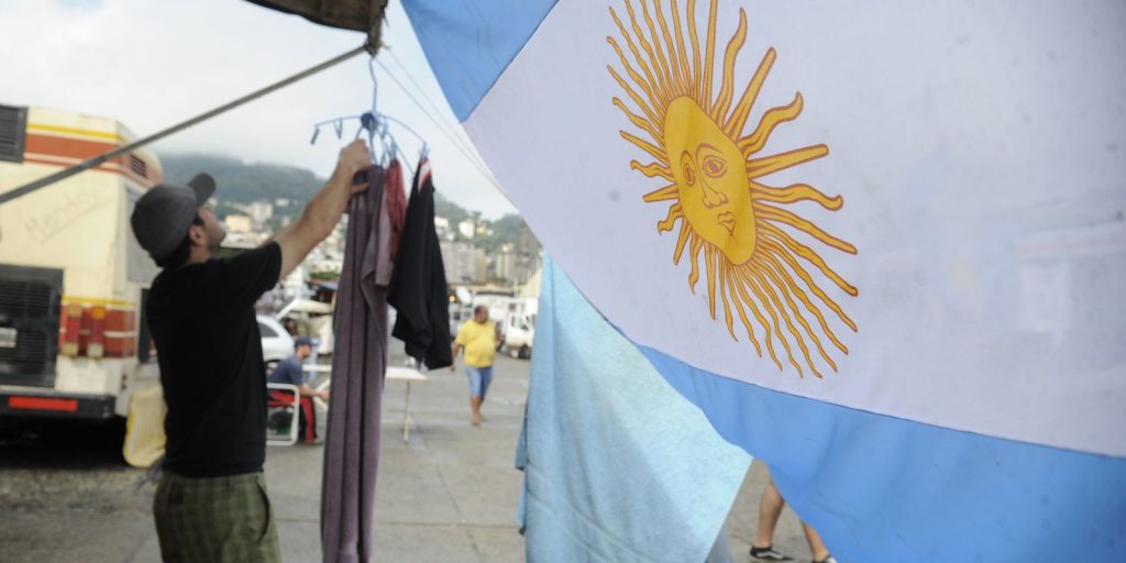 Quase metade dos jovens argentinos vive em situação de vulnerabilidade, aponta pesquisa da UBA