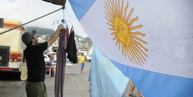 Quase metade dos jovens argentinos vive em situação de vulnerabilidade, aponta pesquisa da UBA