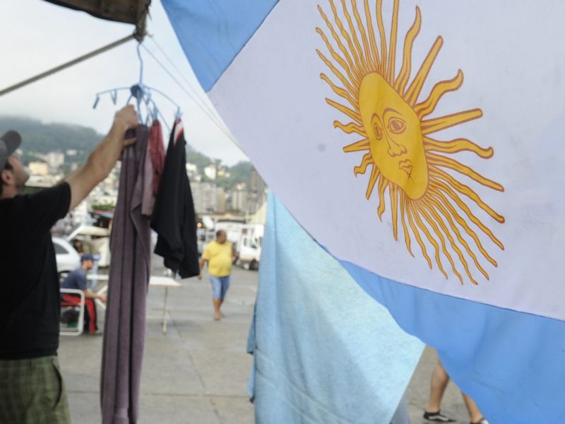 Quase metade dos jovens argentinos vive em situação de vulnerabilidade, aponta pesquisa da UBA