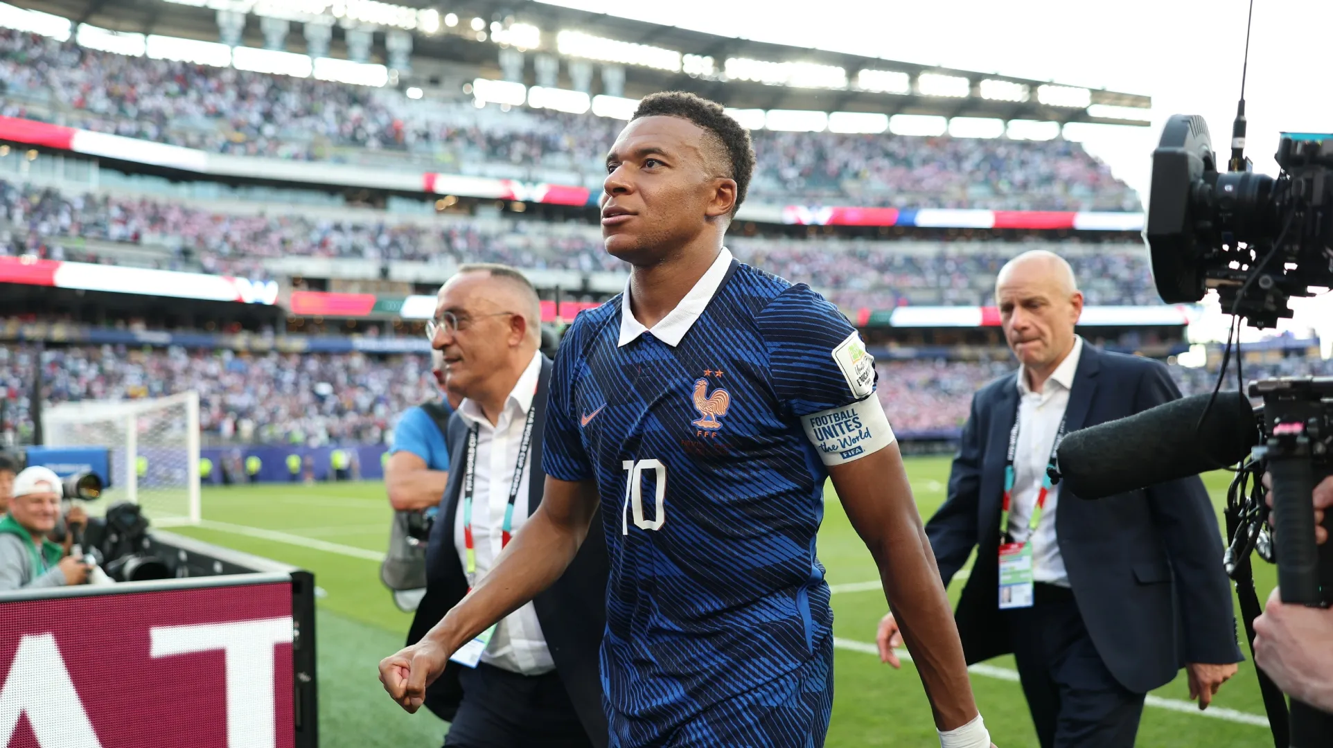 Kylian Mbappé, número 10 da França, sai do campo.