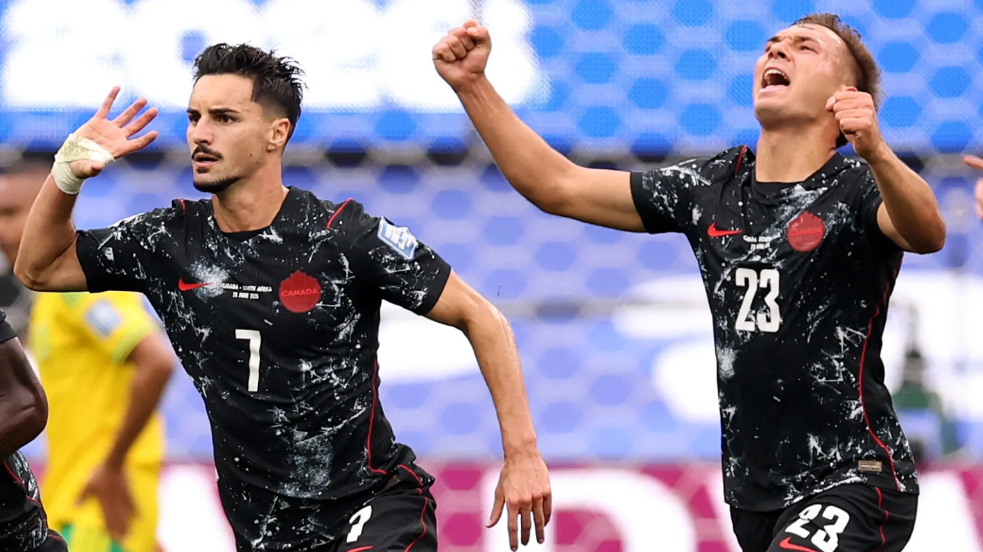 Stephen Eustaquio nº 7 do Canadá comemora o gol.