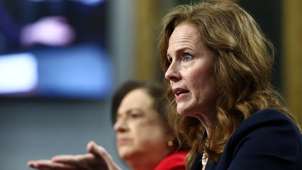 Ameaças e swatting contra juízes da Suprema Corte dos EUA afetam filhos de Amy Coney Barrett