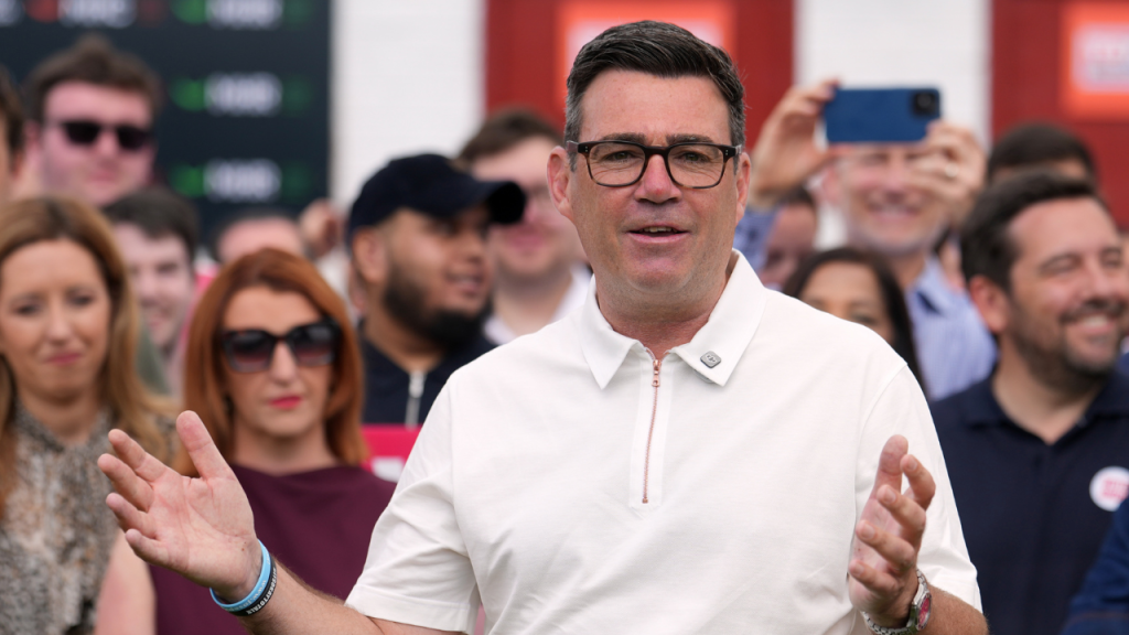 Andy Burnham se torna o único candidato à liderança trabalhista e deve ser o próximo premiê do Reino Unido