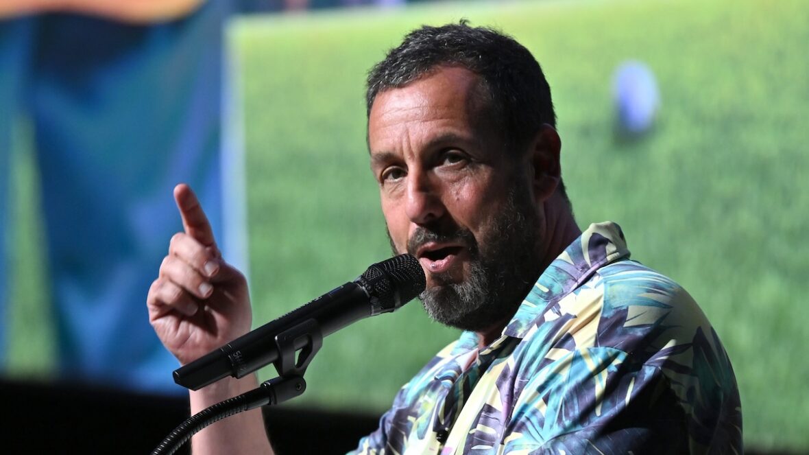 Feliz Gilmore 2 estreia mundial Adam Sandler falando feliz na estreia mundial de Gilmore 2