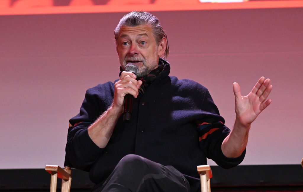 Andy Serkis defende elenco de The Hunt For Gollum e fala sobre falta de diversidade na nova franquia O Senhor dos Anéis