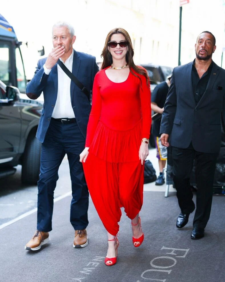 Anne Hathaway com roupa invertida