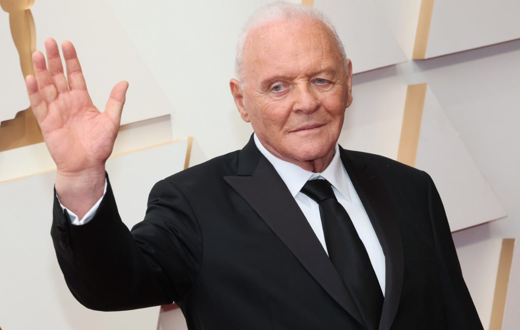 Aos 88 anos, Anthony Hopkins assina contrato com gravadora e lança primeiro single de álbum orquestral