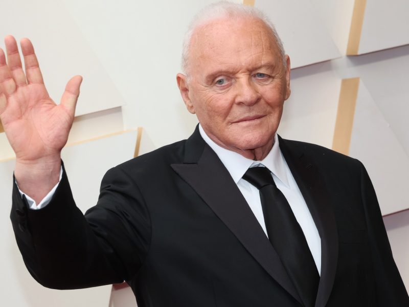 Aos 88 anos, Anthony Hopkins assina contrato com gravadora e lança primeiro single de álbum orquestral