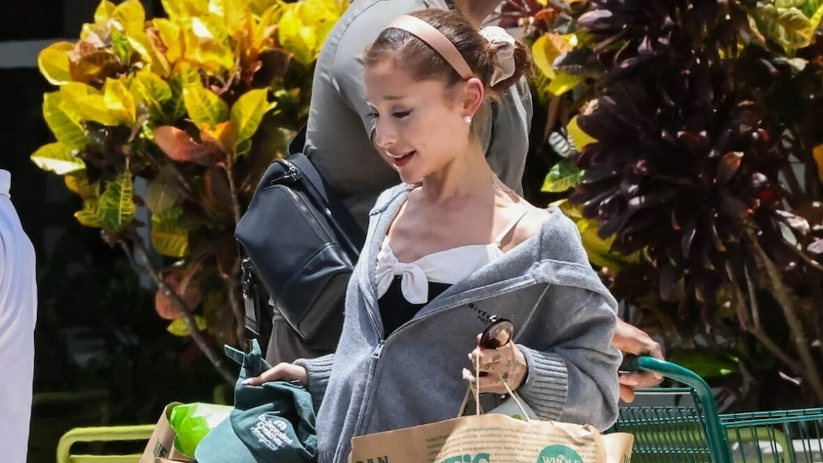 Ariana Grande compra mantimentos na Whole Foods antes de ir para a casa dos pais para comemorar o 4 de julho!