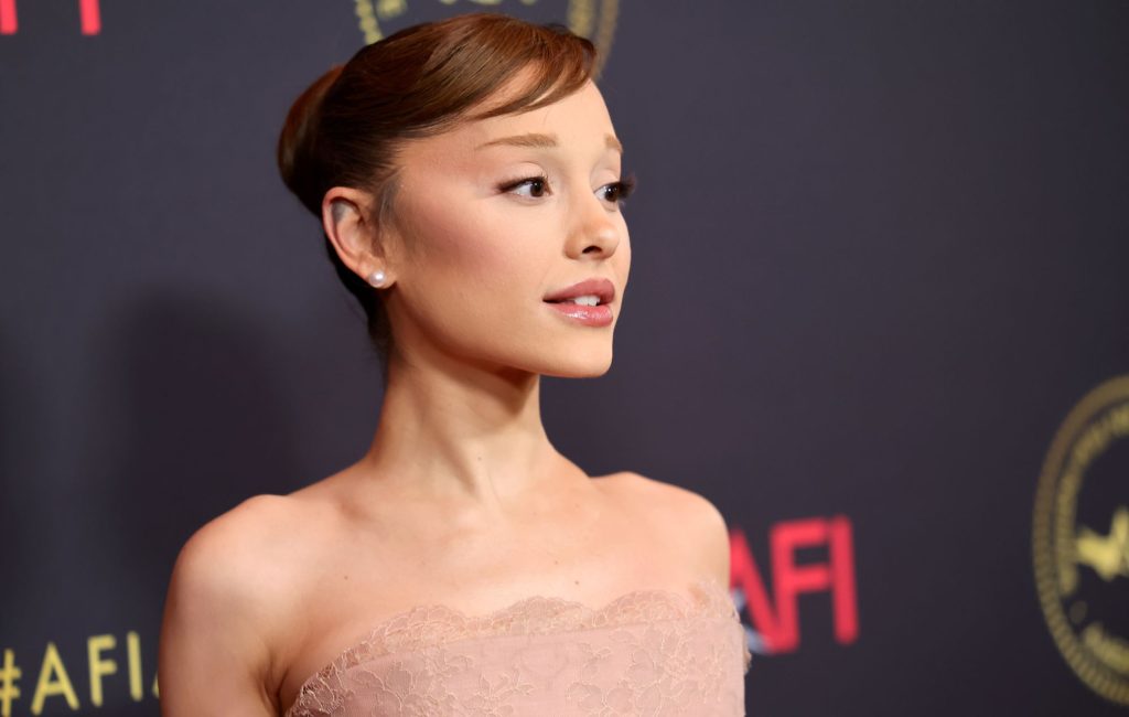 Fãs de Harry Potter se encantam com imitações perfeitas de Ariana Grande em vídeo promocional