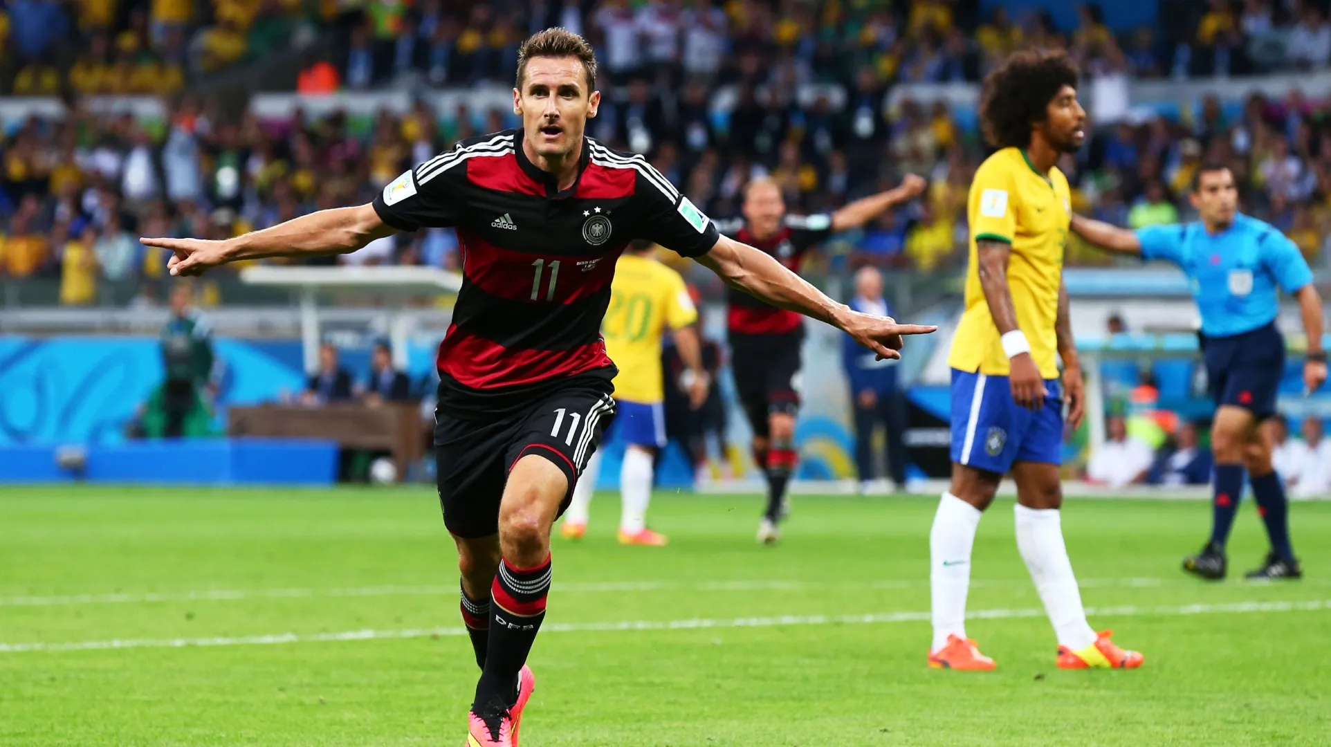 Miroslav Klose, da Alemanha, comemora após marcar contra o Brasil.