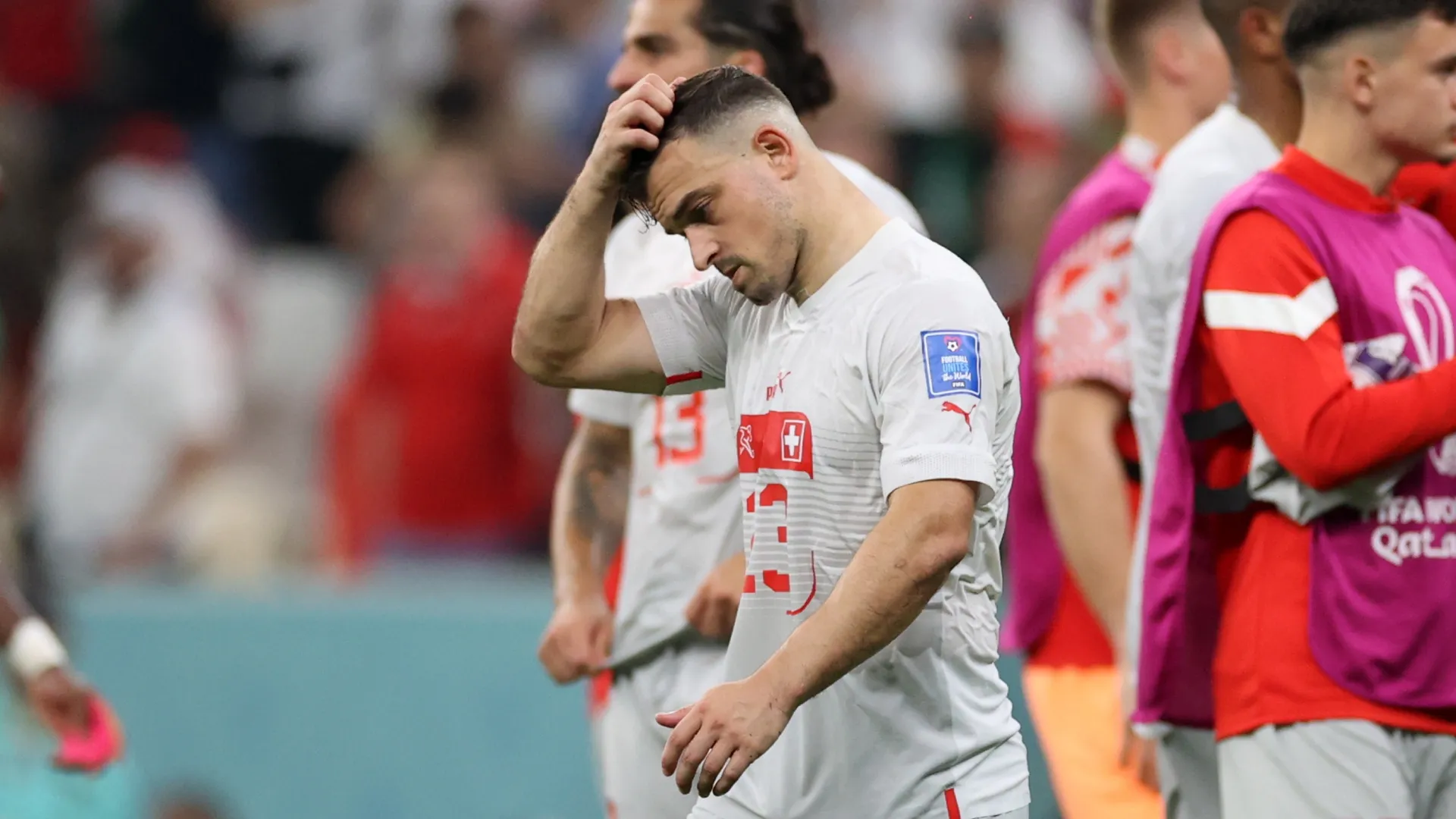 Xherdan Shaqiri, da Suíça, parece desanimado após a eliminação de sua seleção na Copa do Mundo de 2022, contra Portugal.
