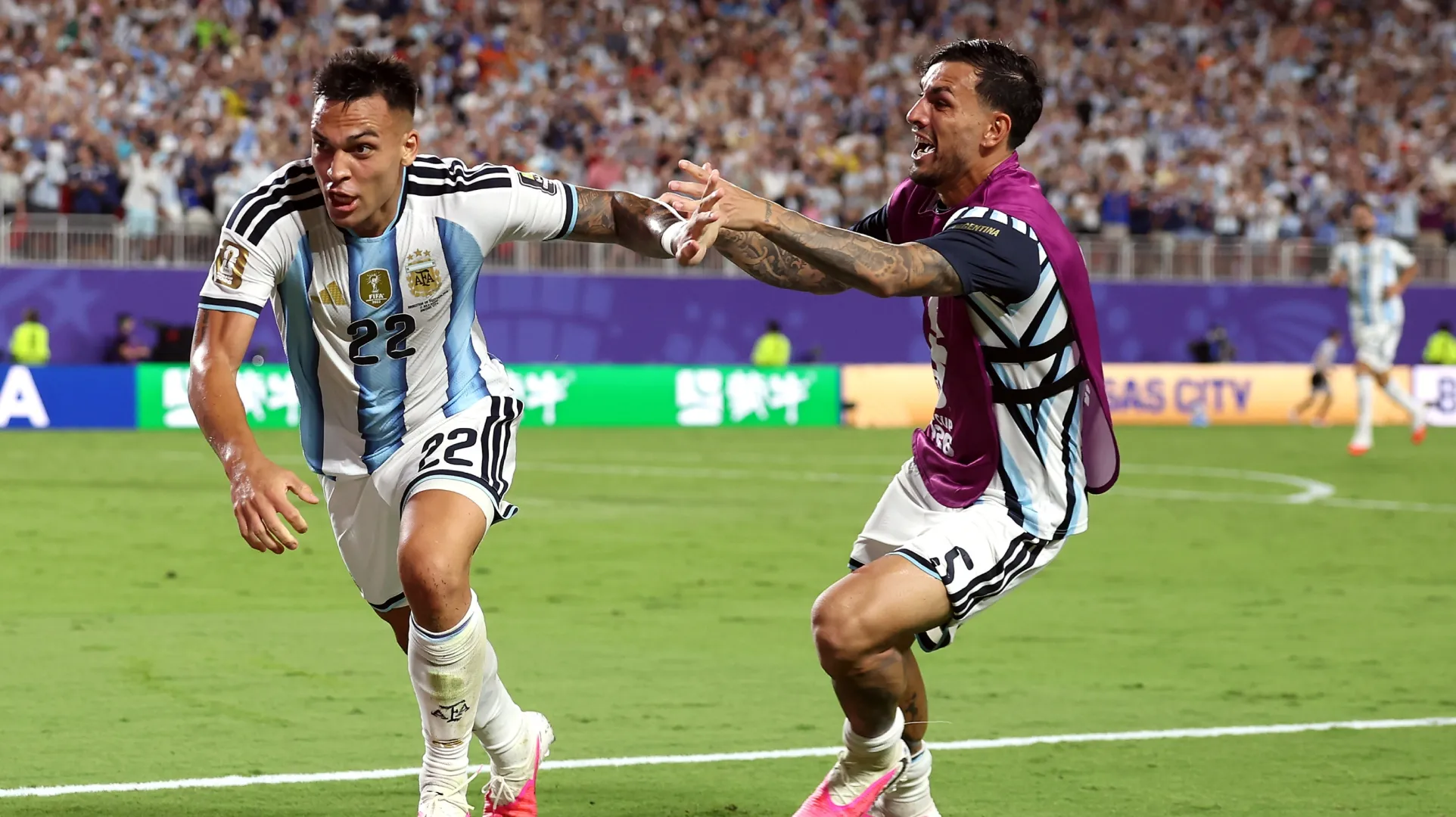 Lautaro Martinez #22 da Argentina comemora com Leandro Paredes #5 após marcar.