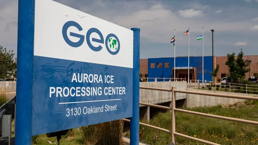 Mulher é baleada perto de centro de detenção do ICE em Aurora após protesto semanal; suspeito é detido