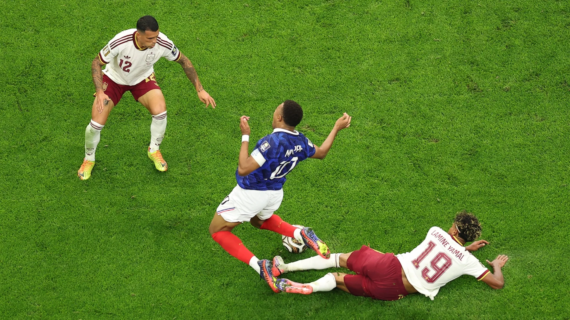 Kylian Mbappe #10 da França compete pela bola contra Lamine Yamal #19 e Pedro Porro #12 da Espanha.