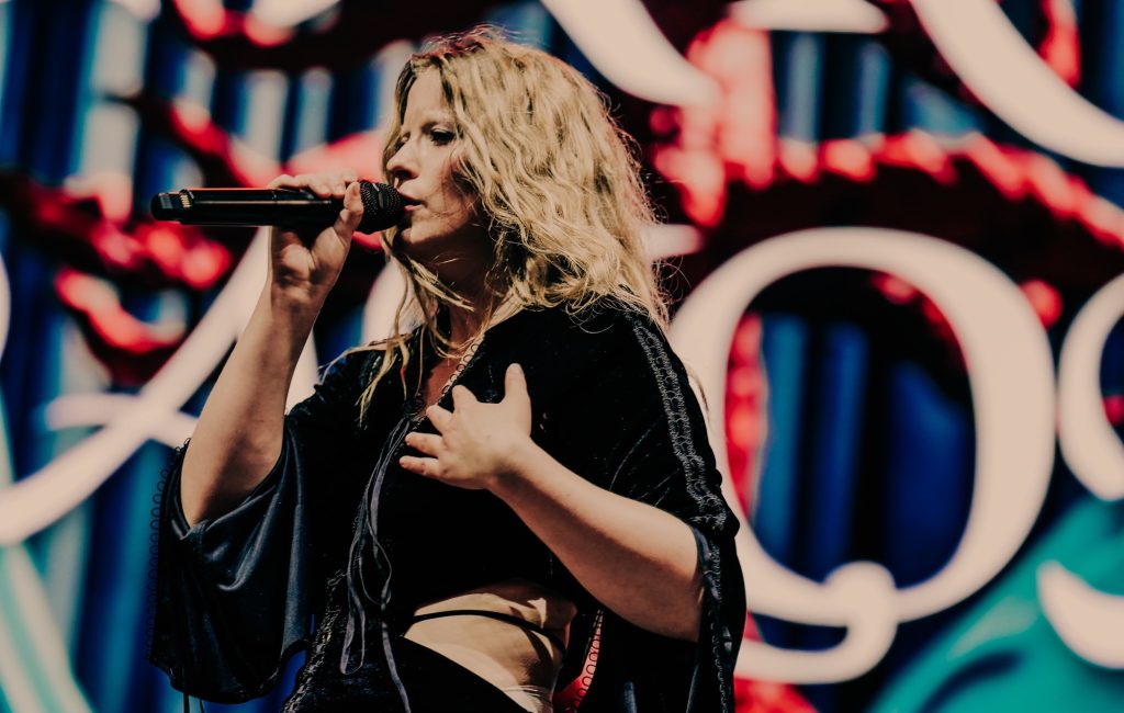 Paris Paloma critica uso de IA e apoia artistas humanos em festival na Espanha