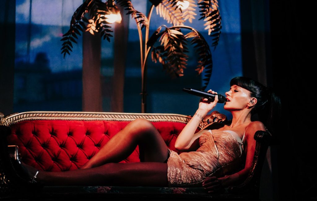IDLES e Lily Allen encerram Bilbao BBK Live 2026 com shows catárticos e teatrais