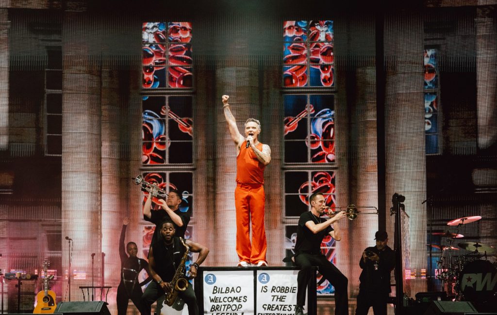 Robbie Williams e CMAT roubam a cena no segundo dia do Bilbao BBK Live 2026